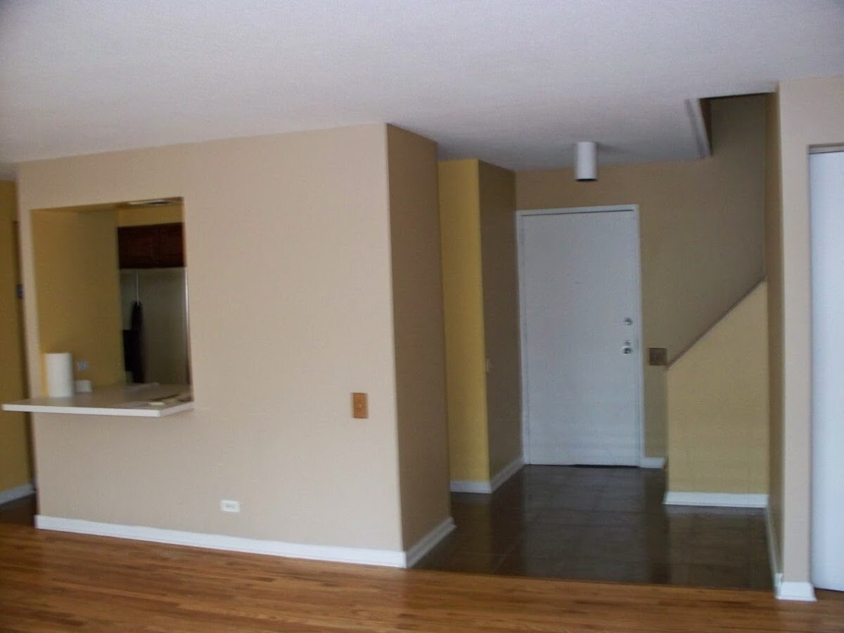 living entrance - 1115 S Plymouth Ct