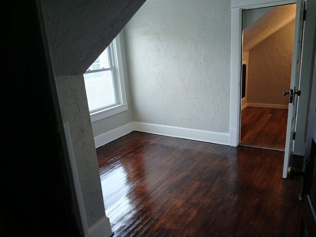 Building Photo - Beautiful Hardwood Floors