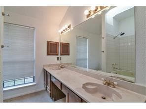 Building Photo - ADORABLE 3-2-2 in the Colonial Estates Subdivision.
