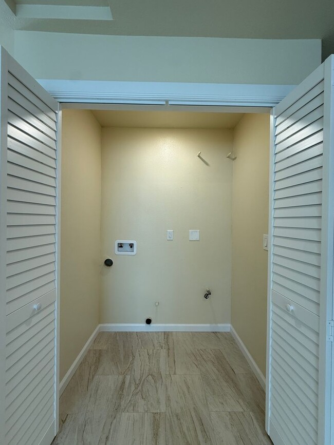 Building Photo - M12150