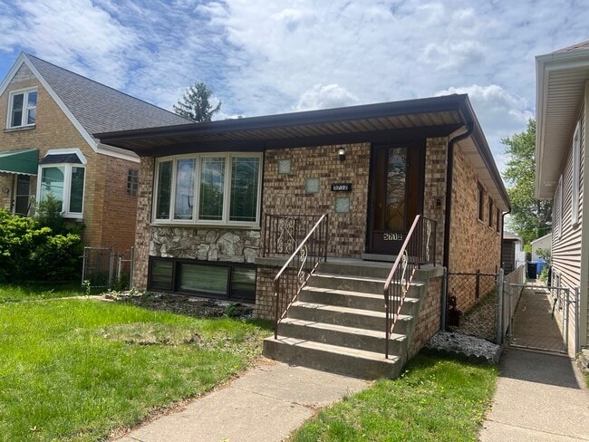 Building Photo - 5712 N Avondale Ave