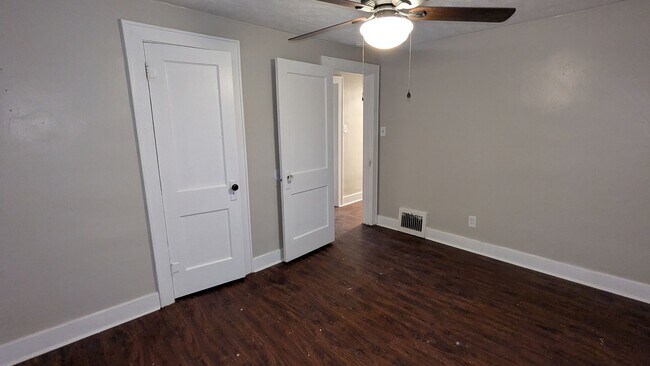 Building Photo - Charming 3-bedroom, 1.5-bathroom home located in the heart of Akron