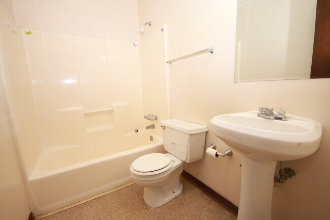 Building Photo - Spacious 2 Bedroom Rental Near Mobile Hwy ...