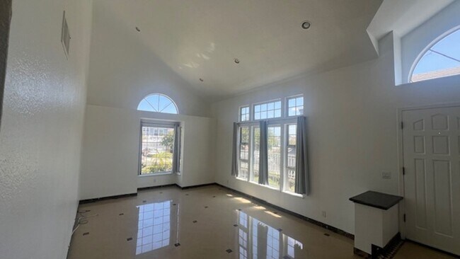Building Photo - Elegant House in Playa Del ray