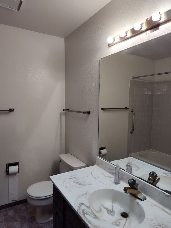 Building Photo - ALL PROSPECTIVE TENANTS MUST SUBMIT A ON L...