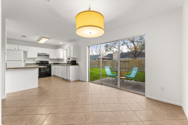 Building Photo - 3932 Frontier Dr