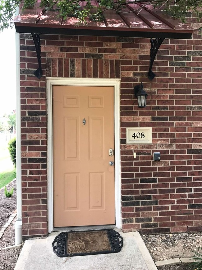 Building Photo - Spacious condo