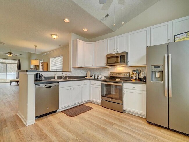 Building Photo - 3 Bedroom Townhouse in North Suffolk