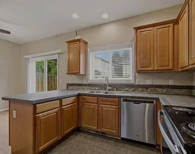 Building Photo - Camas 4 Bedroom Home with Central AC, Fireplace & Fenced Yard Near Downtown!