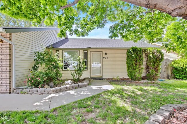 Building Photo - 925 N Stonehenge Way