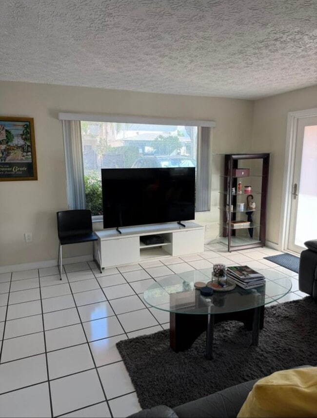 Building Photo - Private Bedroom w/ Private Bath in Spacious 1,100 Sq Ft Home – Prime Location