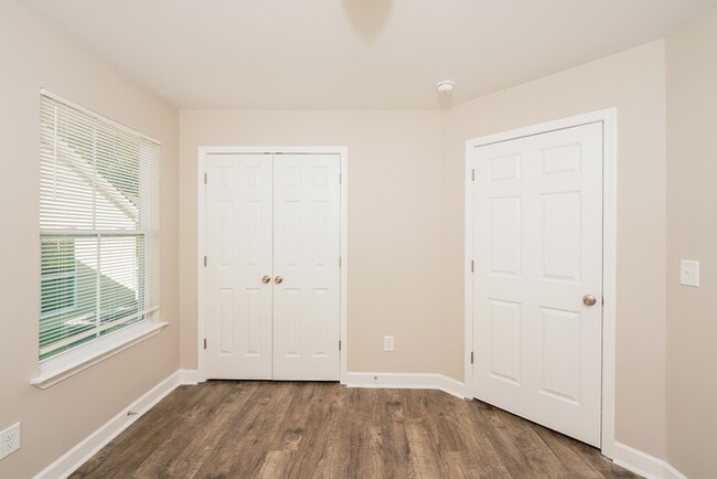Building Photo - 240 Willowridge Ln