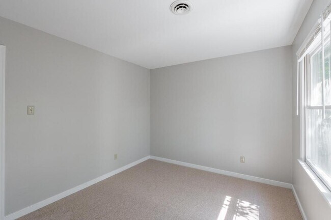 Building Photo - 8915 Castle Point Dr
