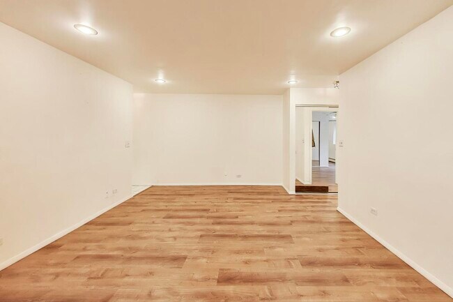 Building Photo - 5400 N Sheridan Rd