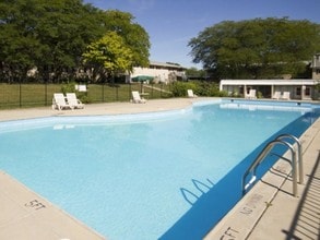 Sparkling Pool | One Bedroom Apartments Indianapolis | Fountain Lake Villas - Villas de Fontenelle