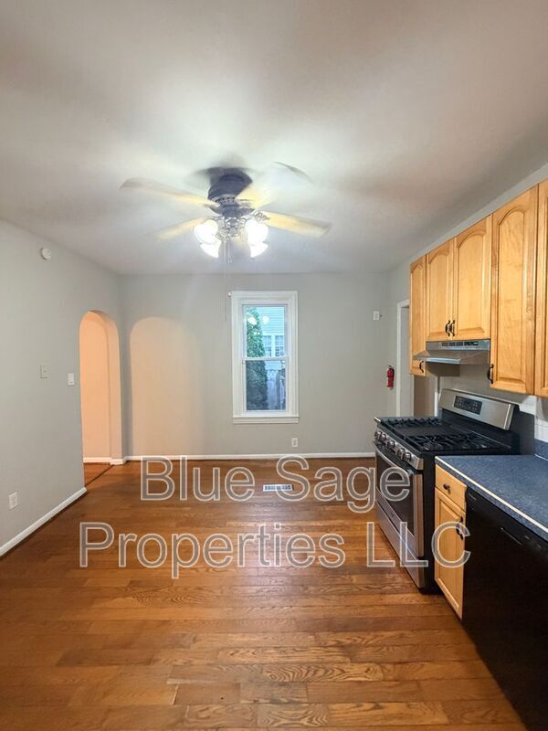 Building Photo - 913 8th Ave