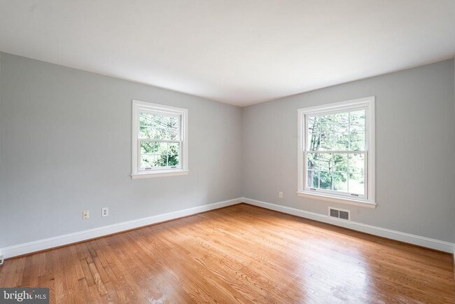 Building Photo - 9239 Vernon Dr