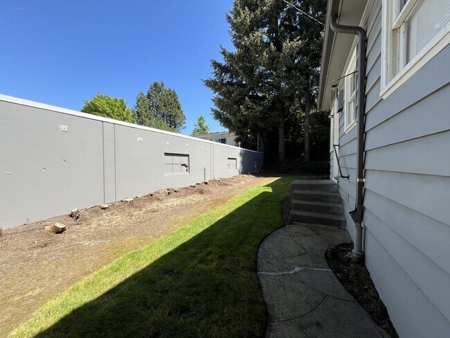 Building Photo - PLF076