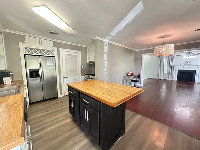 Building Photo - Spacious 2 Bedroom