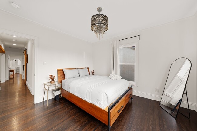 Building Photo - 2624 S Palm Grove Ave