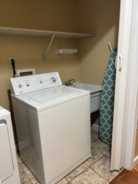 Building Photo - 710 Forest Dr