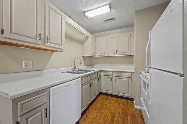 Building Photo - Cozy 1 Bed, 1 Bath Apartment: Minutes from...