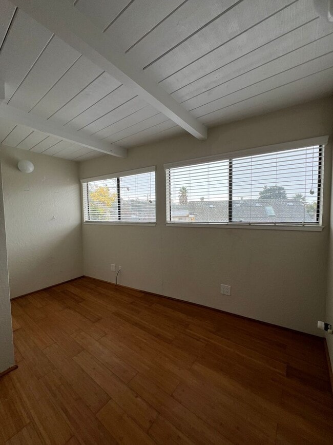 Building Photo - Short walk to the Beach / Available Now / Pets Welcome