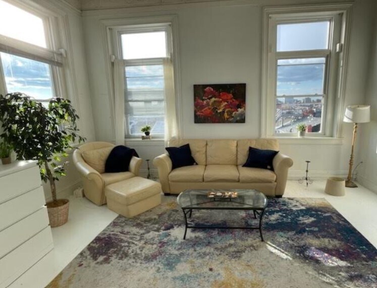 Relaxing living space with amazing views - 1901 E Lombard St