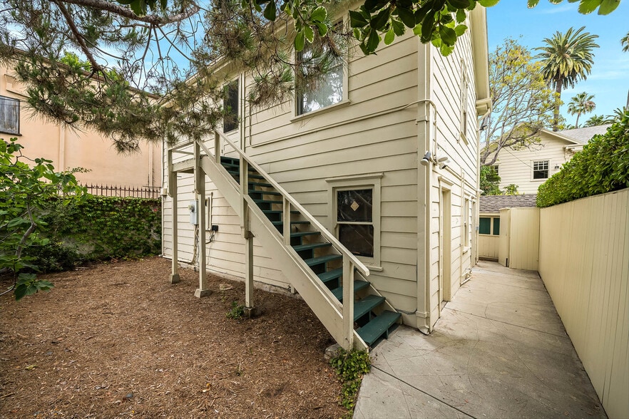 Building Photo - 809 N Bedford Dr