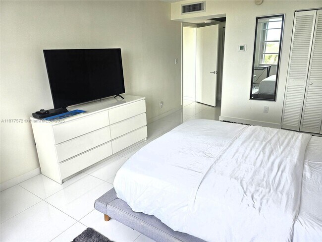 Building Photo - 5161 Collins Ave