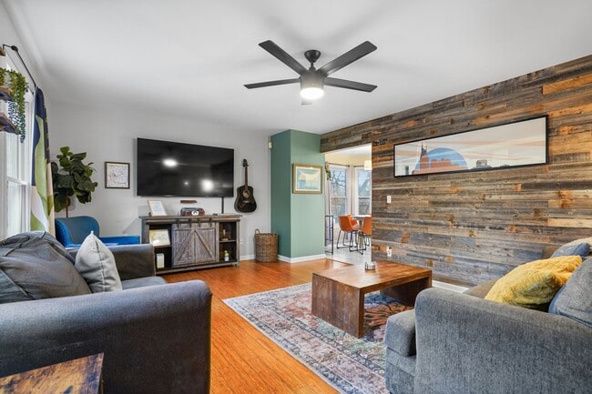 Building Photo - 914 Warren St