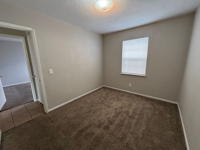 Building Photo - 2701 E 8th Ct