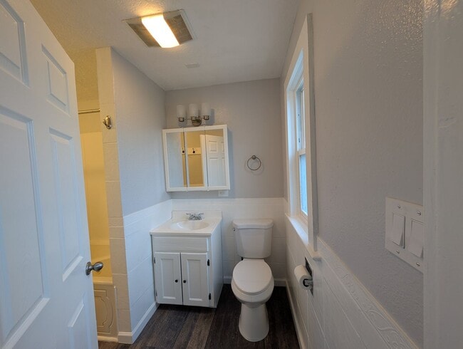 Building Photo - 2 bedroom 1 bath home *MOVE IN SPECIAL*