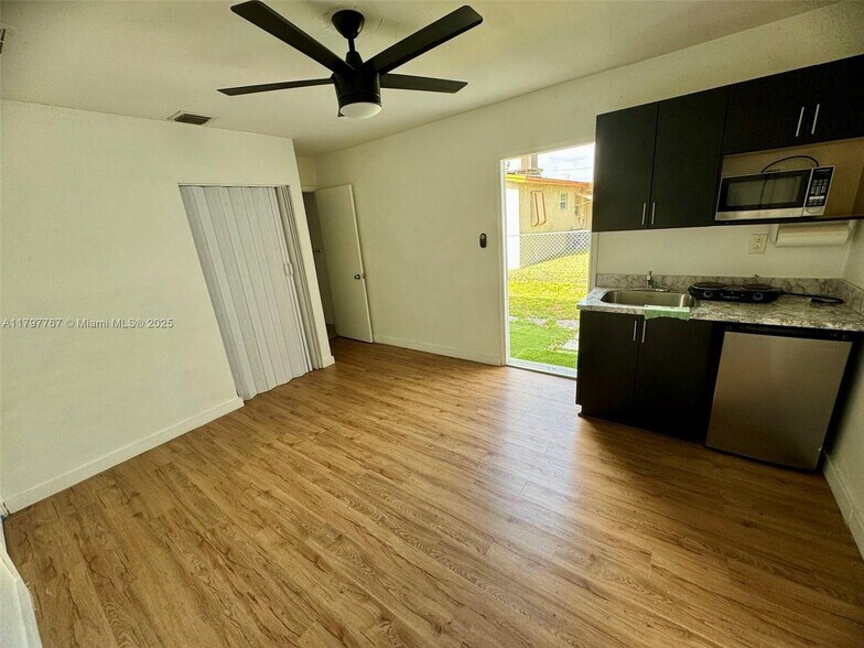 Building Photo - 7673 Plantation Blvd