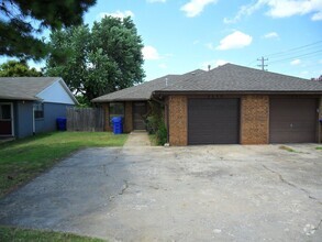 Building Photo - Cute home large yard