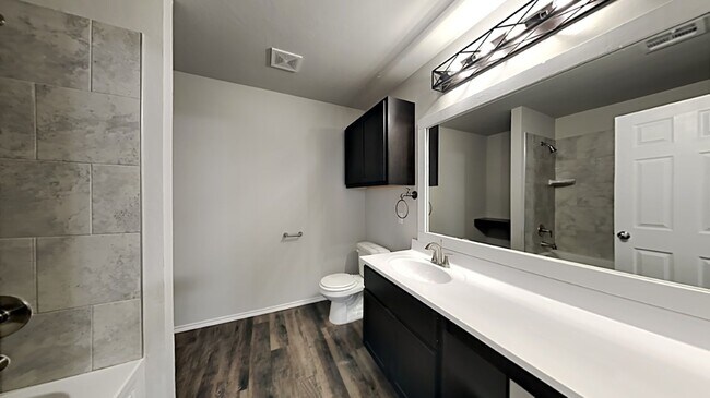 Building Photo - Very Nice 3 Bedroom 2 Bath Home in Yukon Schools