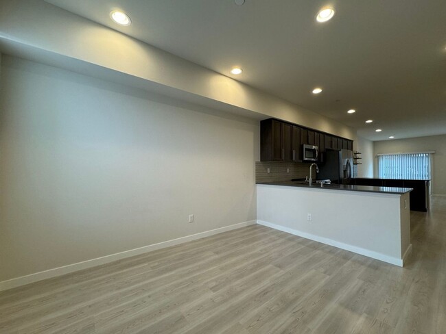 Building Photo - Modern Lynnwood 2BD/2.5BTH Townhome for Le...