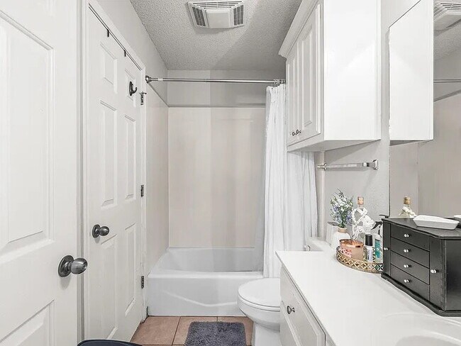 Building Photo - Beautiful Duplex Near End of a Quiet Cul-de-sac in Lubbock Cooper ISD!