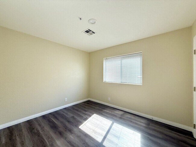 Building Photo - RECENTLY RENOVATED! 3 Bedroom 1 Bathroom Apartment in Indio, CA