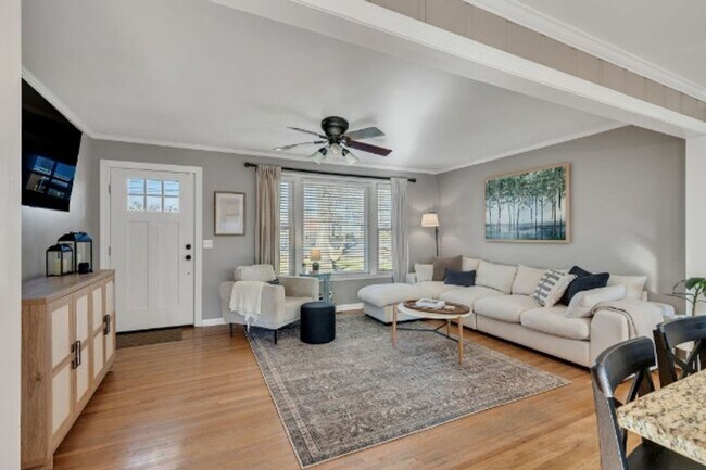 Building Photo - Renovated Ranch, Fenced Yard, Separate Studio