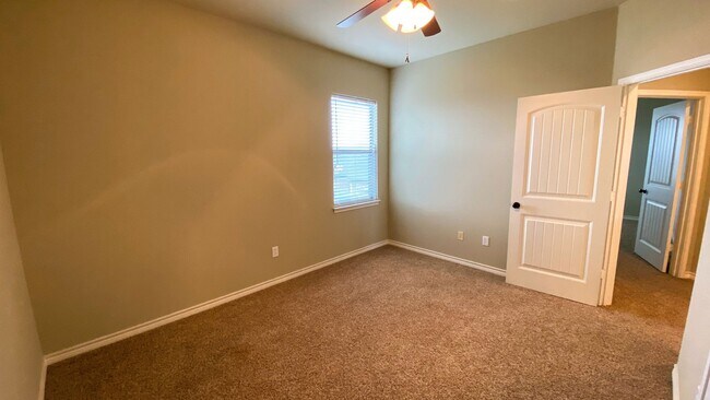 Building Photo - 3132 Stallion Dr