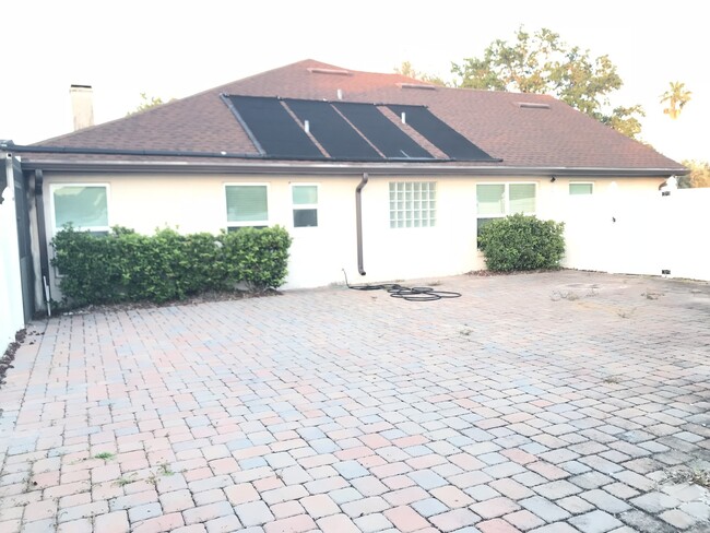Building Photo - Waterfront Pool Home in Waterford Lakes