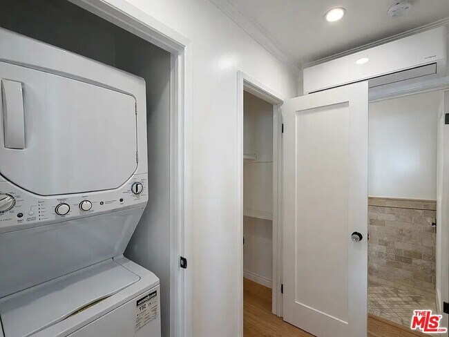 Building Photo - 1033 20th St