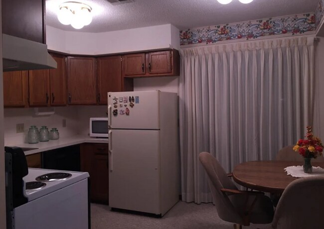 Building Photo - 335 S Westview Dr