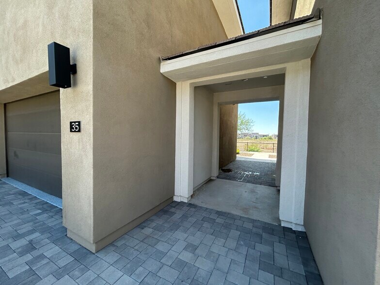 Building Photo - 2121 W Sonoran Desert Dr