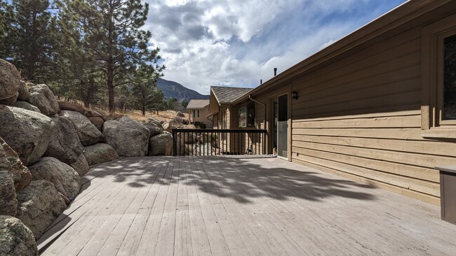 Building Photo - Beautiful 5 Bed, 3.25 Bath Broadmoor Home!