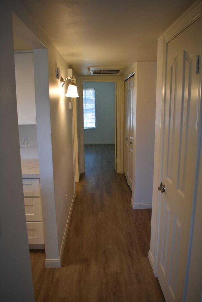Building Photo - Remodeled 1 Bed, 1 Bath First Floor Condo in Carmel Trails