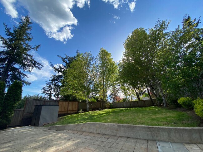 Building Photo - 3BR in great neighborhood with large yard