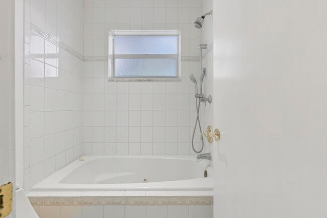 Building Photo - 1167 S Drive Cir