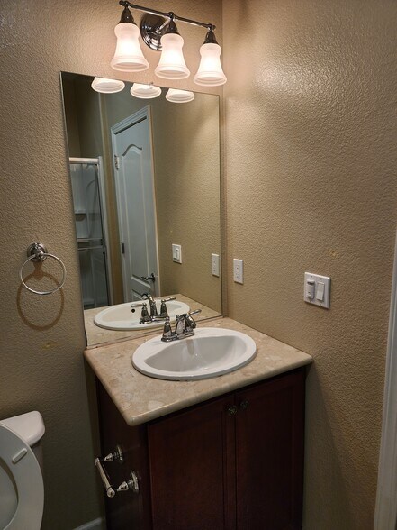Bathroom 1 -a - 207 Hibiscus Way